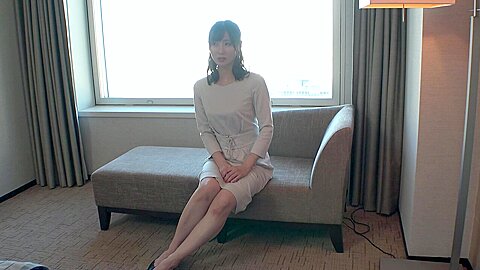デパートで受付嬢をしている四十路熟女が性欲解放！