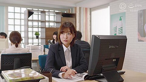 OLが出張先のホテルで上司と激しいセックスを繰り広げる